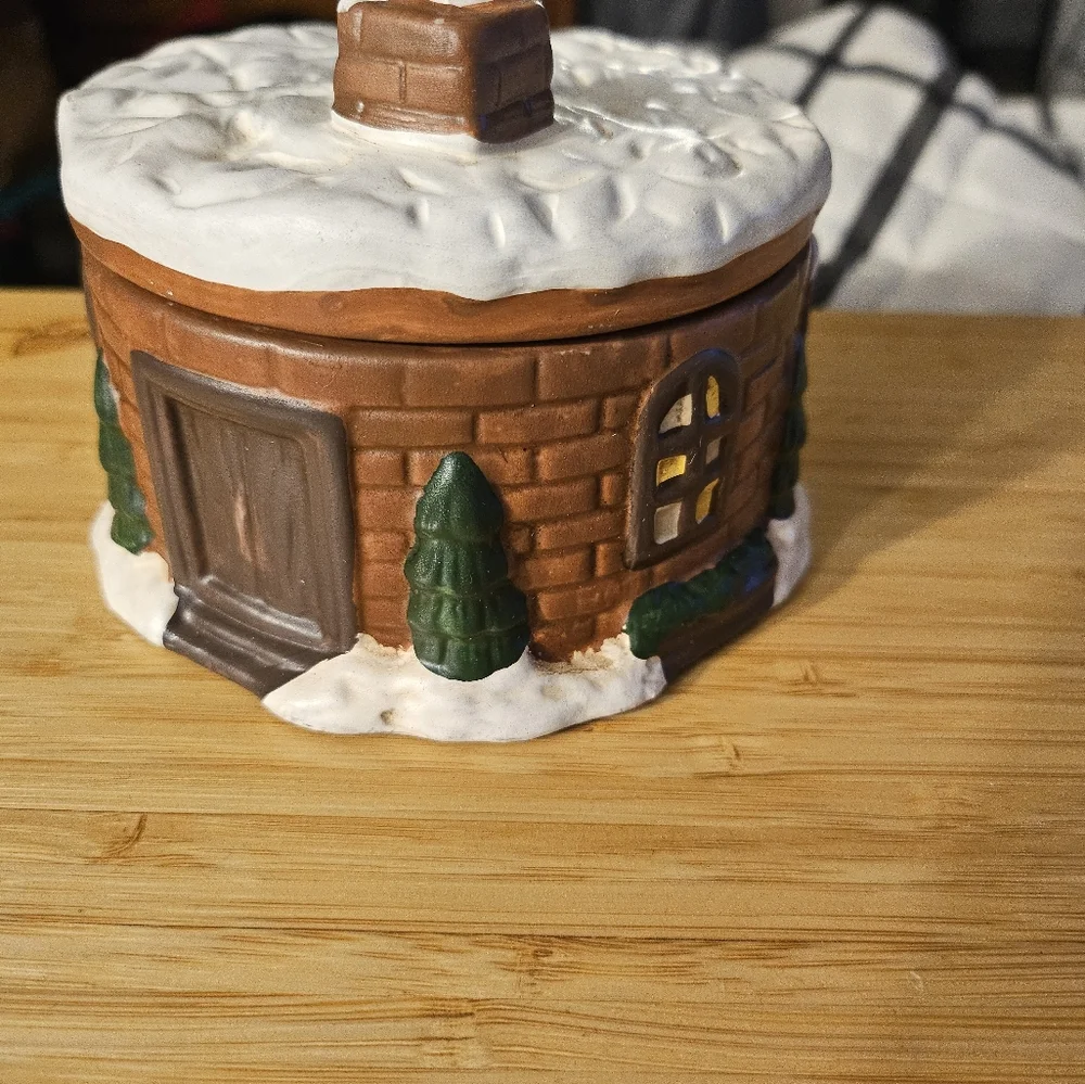 Vintage christmas candle, round cabin‎